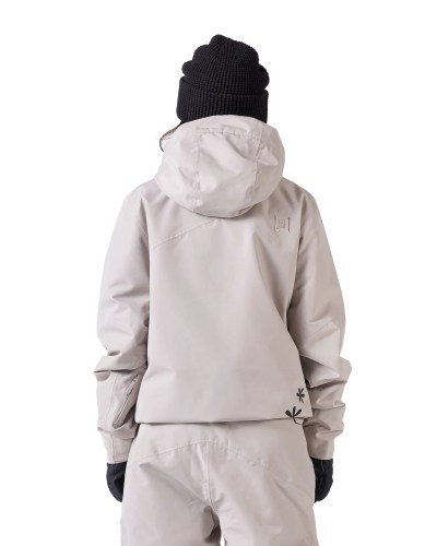 16OW21014-102_Chroma-Womens-Jacket_Pale-Grey-JC_Studio-3