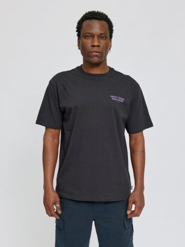 26105126_black-minds_01_600x