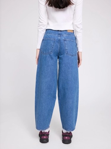 26336261_barrel-leg-denim-pants_mid-blue_04_600x